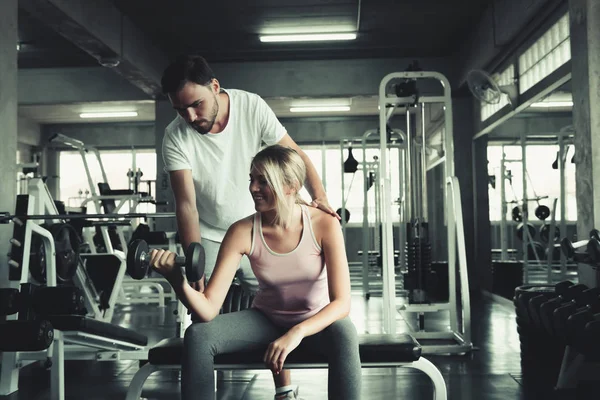 Hermosa Mujer Sexy Entrenamiento Gimnasio Fitness Con Equipo Fitness Gimnasio — Foto de Stock