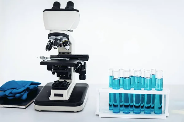 Microscopio Laboratorio Del Científico Investigador Medicina Salud Con Herramientas Equipo — Foto de Stock