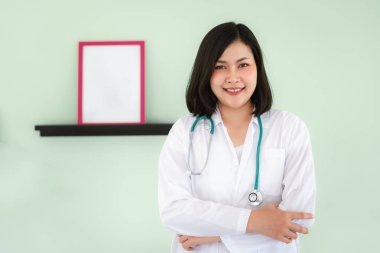 Kendine güvenen kadın doktor silah portresi geçti onun office. poz, sağlık ve tıp, servis arama Doktor sağlık ve önleme kavramı hakkında profesyonel danışmanlık.