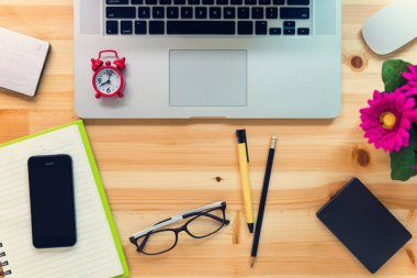 Üstten görünüm mockup boş çalışma alanı tablo Masaüstü, dizüstü bilgisayar, smartphone, kağıt ve aygıtları., yaratıcı kopya alan şablon düzeni ve aksesuarları üzerinde masa., iş kavramı ile Modern çalışma alanı.