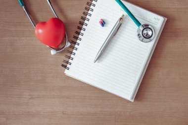 Stetoskop Doktor Ofis masaları ve donatım araçları, tablo çalışma alanı masaüstü inceleyerek hasta sağlık., bilim ve teknoloji, iş sağlık ve tıp üstten görünüm kavramı için