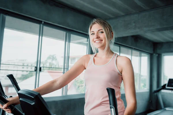 Kobiety Workout Eliptyczny Trener Ćwiczenia Fitness Gym Portret Całkiem Atrakcyjna — Zdjęcie stockowe