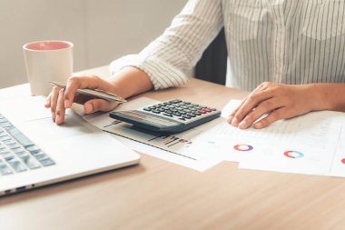 İş finansal analiz ve hesaplama yatırım için tablo masaüstü. üzerinde planlama, iş kadını muhasebeci çalışma ve bütçe ve kar gelir dengeleme için vergi belge bilgi verme., 