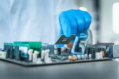 Bilgisayar mühendisi derleme mikroişlemci Cpu içine elektronik anakart., mikroçip devre bilgisayar anakart içinde üretim fabrikası., iş teknolojisi için koyarak teknisyen Close-up.