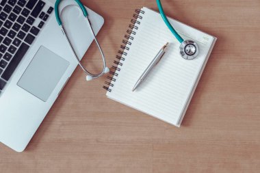Stetoskop Doktor Ofis masaları ve donatım araçları, tablo çalışma alanı masaüstü inceleyerek hasta sağlık., bilim ve teknoloji, iş sağlık ve tıp üstten görünüm kavramı için