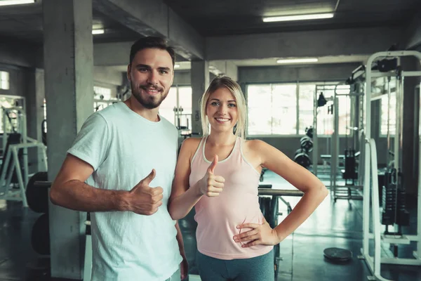 Pessoas Conceito Casal Esporte Ginásio Fitness Estão Dando Polegares Para — Fotografia de Stock