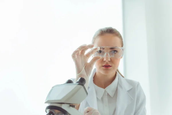 Laboratorio Investigación Científica Gafas Seguras Utilizando Microscopio Para Analizar Antibacterias —  Fotos de Stock