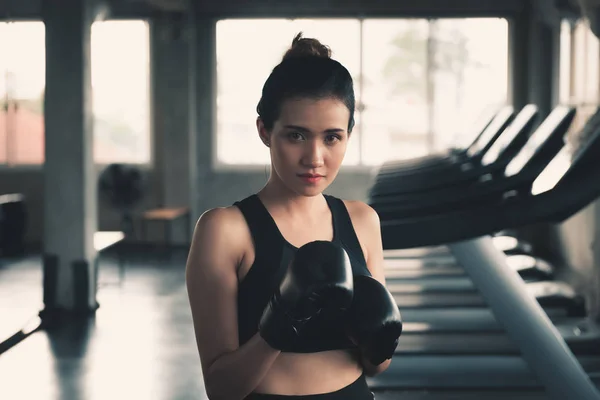 Boxeadora Femenina Está Entrenando Puñetazos Gimnasio Fitness Retrato Boxeadora Está — Foto de Stock