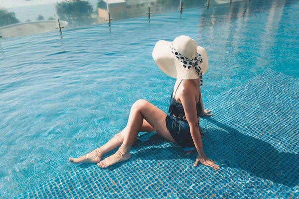 Retrato Mulher Bonita Relaxando Piscina Desporto Recreativo Livre Férias Verão — Fotografia de Stock