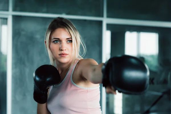 Mulher Boxeador Está Treinando Perfuração Ginásio Fitness Retrato Mulher Boxe — Fotografia de Stock
