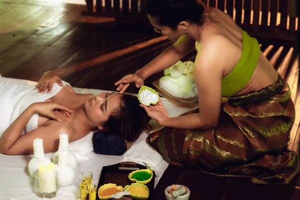 Thai Girls Therapist Body Spa Massage Lying Relaxation Business Massaging — Stock Photo, Image