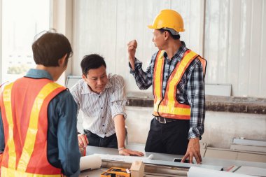 Proje mühendisi ekibi inşaat sanayi sitesi ereksiyon., proje yönetim ekibi mühendis ve mimar yeni projesi., inşaat iş ve ağır sanayi kavramı için planya.