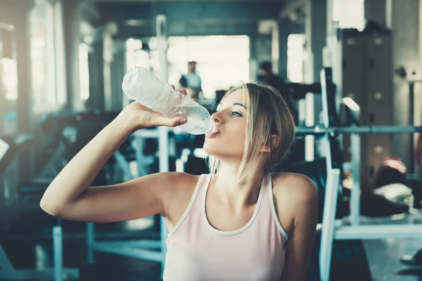 Hermosa Mujer Fitness Está Bebiendo Agua Botella Después Hacer Ejercicio — Foto de Stock
