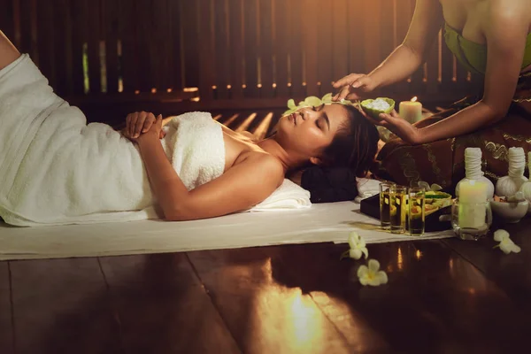 Thai Girls Therapist Body Spa Massage Lying Relaxation Business Massaging — Stock Photo, Image