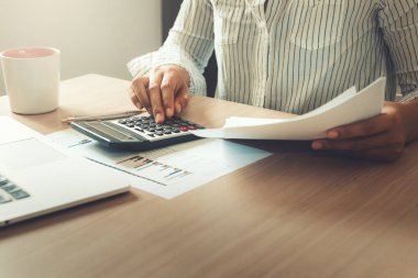 İşkadını tablo masaüstü. yatırım finansman ve planlama hesaplamasında, bütçe ve kar gelir., iş ve Strateji kavramı dengeleme için muhasebe vergi belge bilgileri analiz ediyor.