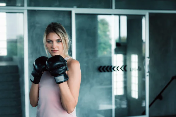 Boxeadora Femenina Está Entrenando Puñetazos Gimnasio Fitness Retrato Boxeadora Está — Foto de Stock