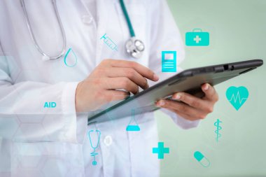 Kadın tıp Doktor closeup tablet sağlık ve tıbbi simge., hastane ve uygulayıcı meslek., bilim ve teknoloji kavramı ile fiziksel hasta muayene için kullanma.