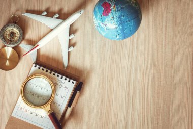 Gezinti keşfetmek yolculuk planlama., seyahat hedef ve sefer planı tatil gezisinde...., Top Tablo düzeni Büyüteç, takvim, pusula, uçak model ve küresel model görünümü.