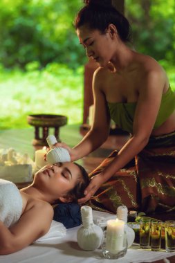 Terapist vücut spa masaj ve iş salonu ve masaj salonu., gevşeme yalan çekici Asyalı kadın güzel Taylandlı kız Güzellik Cilt Bakımı tarafından rahatlatıcı seyahat sonra Tayland.
