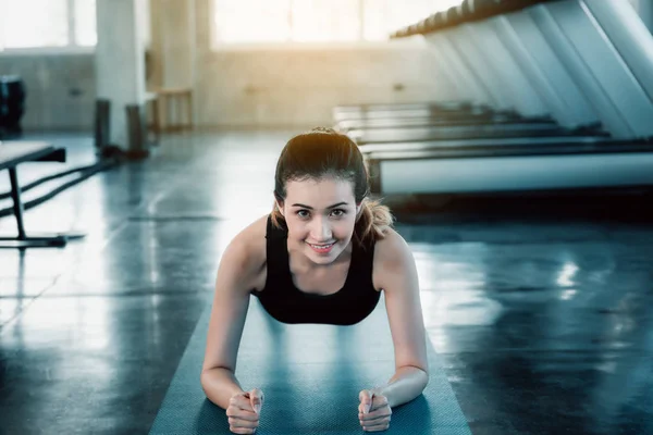 Pretty Woman Working Out Fitness Gym Atractiva Joven Mujer Está — Foto de Stock