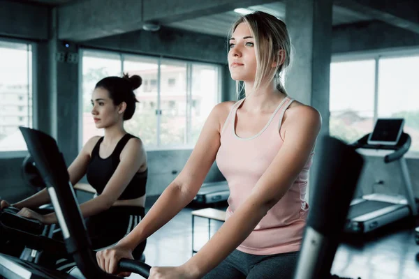 Kobiet Treningu Rowerze Ćwiczenia Fitness Gym Portret Całkiem Kaukaski Kobiety — Zdjęcie stockowe