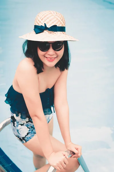 Retrato Mulher Bonita Relaxando Piscina Desporto Recreativo Livre Férias Verão — Fotografia de Stock