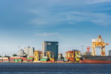 Ulaşım ve alışveriş Lojistik yükleme terminal., konteyner ithalat ve ihracat deniz yük taşıma sanayi., manzara bağlantı noktası deniz ve Liman kargo tersane vinç köprü ile sabitlemek