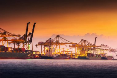 Ulaşım ve alışveriş Lojistik yükleme terminal., konteyner ithalat ve ihracat deniz yük taşıma sanayi., manzara bağlantı noktası deniz ve Liman kargo tersane vinç köprü ile sabitlemek.