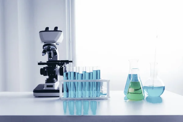安全な研究室で科学者研究実験室用具 顕微鏡およびテスト ビーカーの上の卓上 バイオ テクノロジー ビジネス科学と医学 — ストック写真