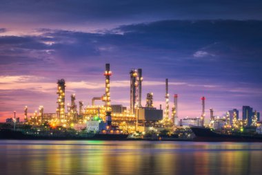 Manzara fabrika güç ve enerji alacakaranlık günbatımı., mühendislik petrol sanayi, petrol ve doğal gaz rafineri üretim tesisi., Petrokimya veya kimyasal damıtma işlemi binalar.,.