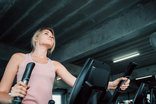 Retrato Mujer Deportista Haciendo Ejercicio Elíptico Gimnasio Grupo Mujeres Guapas — Foto de Stock