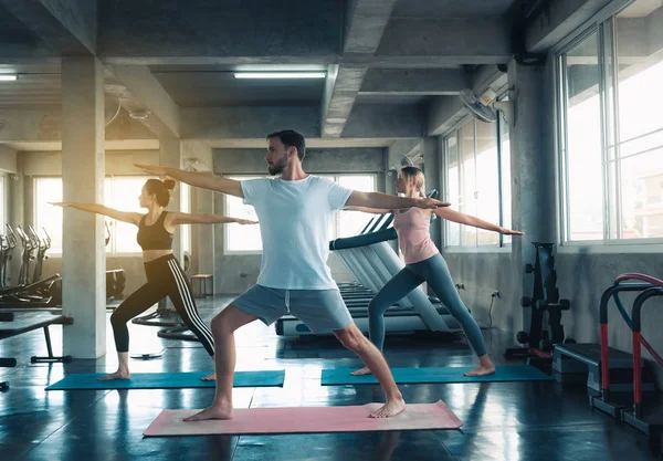Grup Genç Sportif Yogi Pratik Yoga Eğitmeni Olarak Spor Spor — Stok fotoğraf