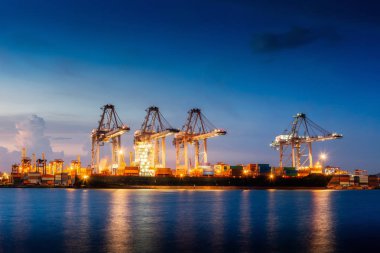 Ulaşım ve Dock Terminal., konteyner ithalat ve ihracat deniz yük taşıma sanayi., bağlantı noktası deniz manzara ve Harbor kargo tersane vinç köprü ile yükleme lojistik nakliye.