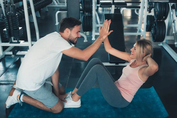 Atraente Fitness Casal Amor Dando Alta Cinco Juntos Após Treino — Fotografia de Stock