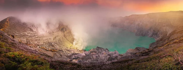 Panorama Doğal Peyzaj Kawah Ijen Krater Gündoğumu Sahne Yanardağ Panoramik — Stok fotoğraf