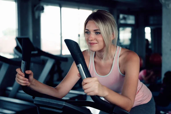 Portret Atrakcyjną Kobietą Jest Trening Rowerze Ćwiczenia Fitness Gym Portret — Zdjęcie stockowe