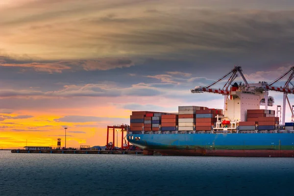 輸送のロジスティックス読み込んでドック端子 コンテナー輸入とエクスポートの港貨物造船所クレーン ブリッジ ポート海上の風景 海貨物輸送産業 — ストック写真
