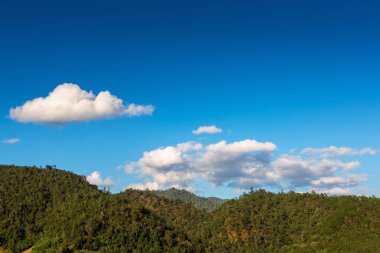 Doğal arka plan, manzara bulutlar gökyüzü ve gün ışığı dağlardaki. Doğa, çevre toplayan.