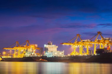 Ulaşım ve Dock Terminal., konteyner ithalat ve ihracat deniz yük taşıma sanayi., bağlantı noktası deniz manzara ve Harbor kargo tersane vinç köprü ile yükleme lojistik nakliye.