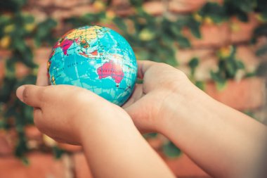 Earth, kadın el Holding Mockup Global ağaç yaprakları zemin üzerine kavramdır. Çevre koruma için yaratıcı fikir ve gezegen.