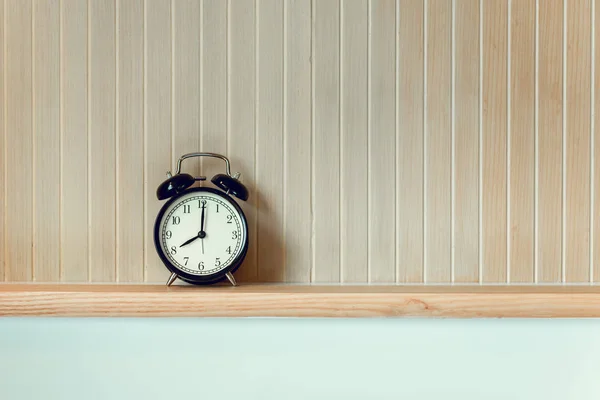 ヘッドボード棚 インテリア ベッドルーム 装飾的なデザインの目覚まし時計ヴィンテージ レトロ ブラック タイマー時計は木製の背景のストライプを分離レイアウトに対して — ストック写真