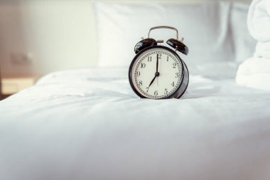 Yatak odasında 7 Modern ev, Retro Zamanlayıcı üzerinde analog Alarm saat.