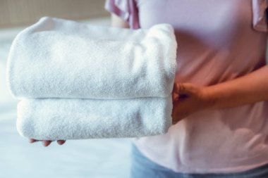 Yakın kadar kadın yatak havlu yığını Holding var. Spa M