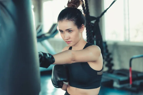 Boxeador deportivo es el ejercicio de perforación en gimnasio., Retrato de Bo — Foto de Stock
