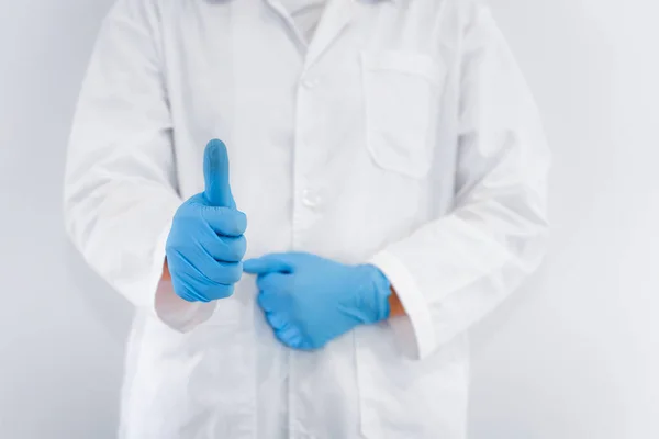 Close-Up mãos do médico feminino é polegares para cima e vestindo azul Glo — Fotografia de Stock