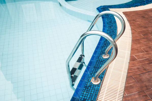 Schodový žebřík a podlahy dekorativní bazén, venkovní L — Stock fotografie