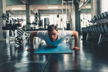 Push-Up Egzersiz Fitness Spor salonunda, Yo portre içinde sportif adamdır