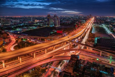 Sokak kavşağında ve Express yolu Bangkok, Tayland. Simgesel Yapı bir