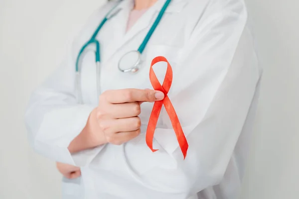 Doktor Holding kırmızı kurdele ve silah geçti poz bağlı. AIDS