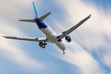 Bir uçak tatil yolculuk, Int bulutlar gökyüzünde uçuyor